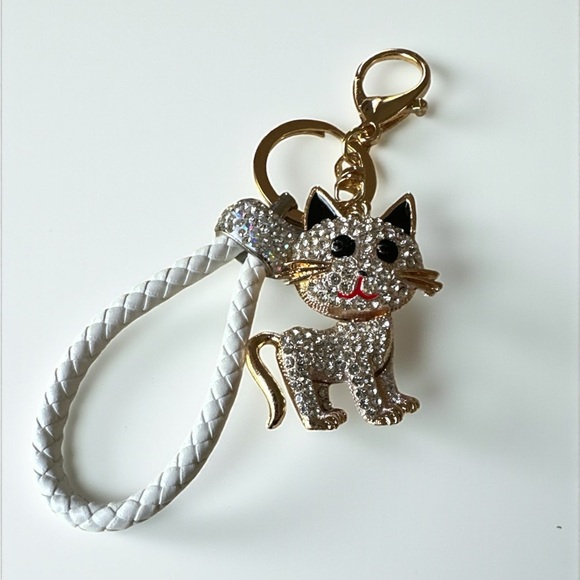 ✨ Crystal Cat Keychain | Sparkling Rhinestone Glam Bag Charm ✨ - Picture 1 of 3